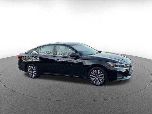 Used 2025 Nissan Altima 2.5 SV image 2