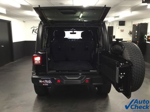 Used 2022 Jeep Wrangler Unlimited Sahara w/ Cold Weather Group AWD/4WD image 17