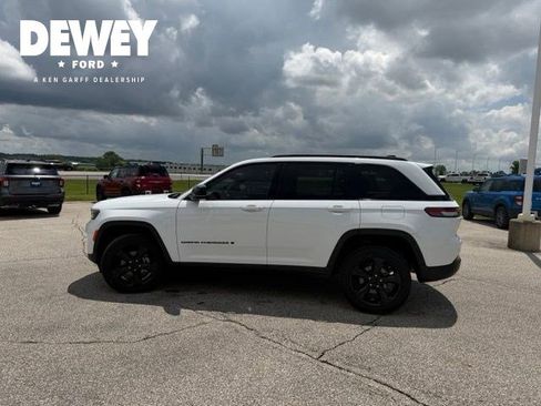 Used 2022 Jeep Grand Cherokee Altitude AWD/4WD image 9