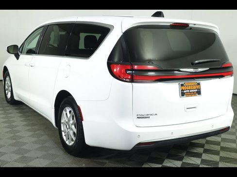 Used 2023 Chrysler Pacifica Touring-L FWD image 16