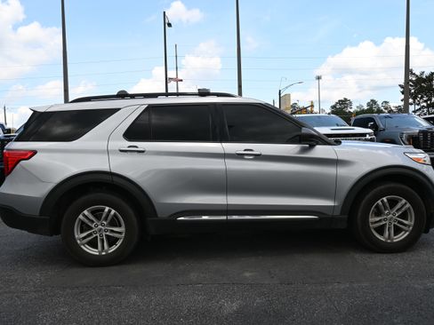 Used 2021 Ford Explorer XLT w/ Equipment Group 202A AWD/4WD image 12