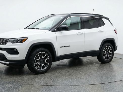 Used 2025 Jeep Compass Trailhawk image 3