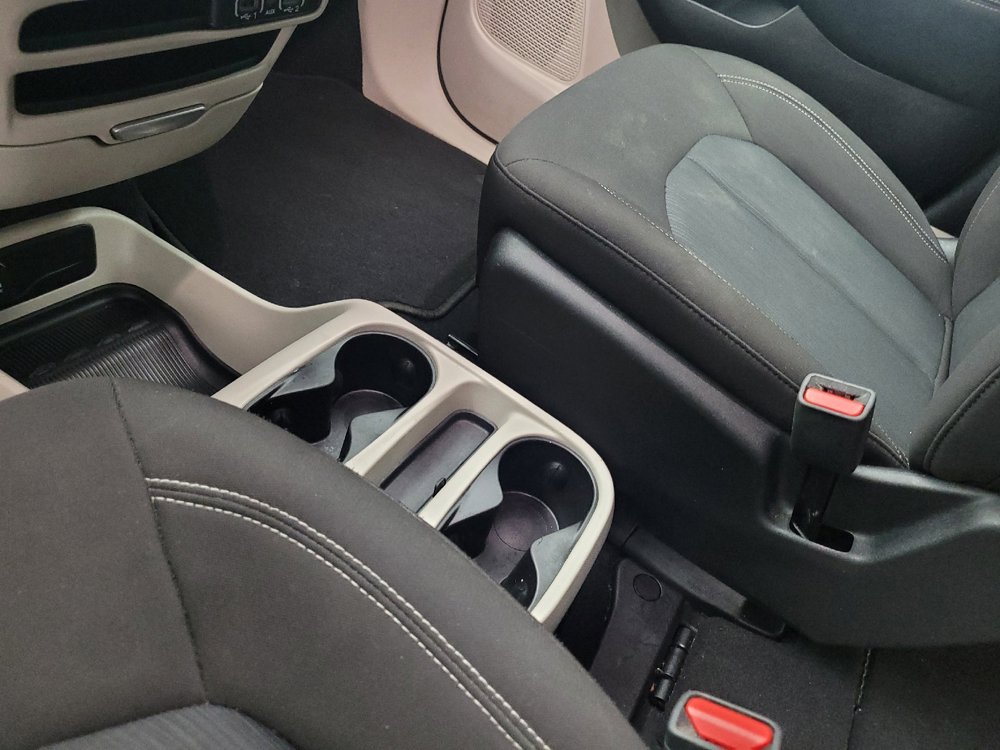 Used 2022 Chrysler Voyager LX FWD image 26