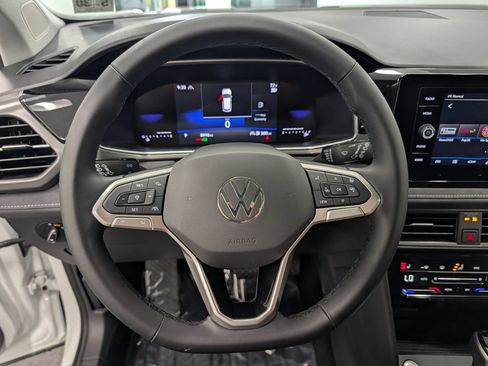 Used 2025 Volkswagen Taos SE AWD/4WD image 30