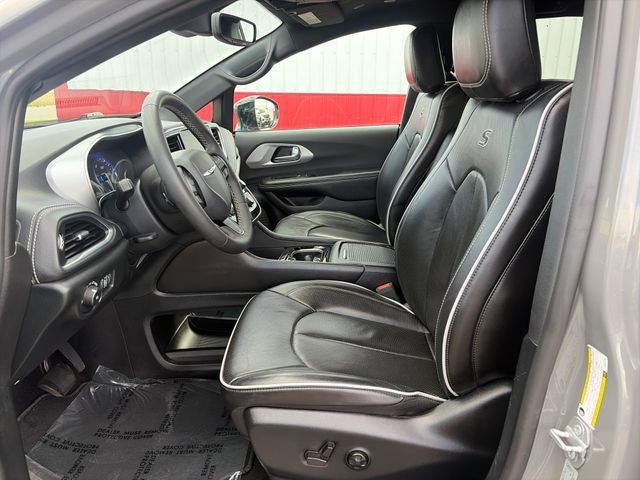 Used 2025 Chrysler Pacifica Limited FWD image 23