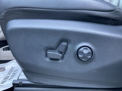 Used 2024 Chrysler Pacifica Touring-L image 20