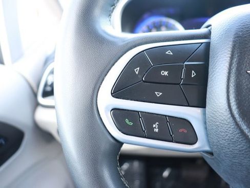 Used 2022 Chrysler Pacifica Touring-L image 19