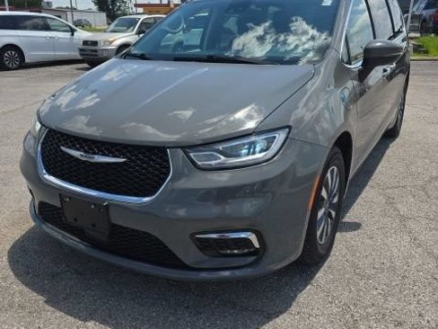 Used 2023 Chrysler Pacifica Touring-L FWD image 9