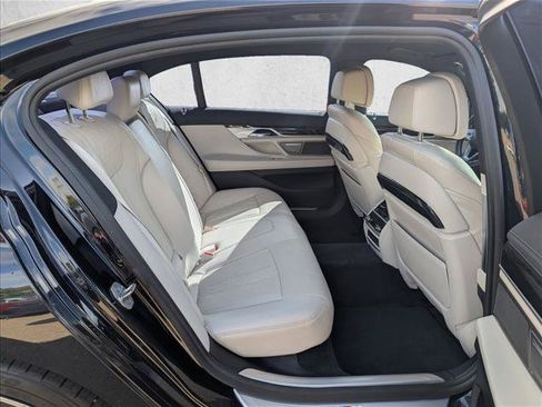 Used 2019 BMW 750i w/ M Sport Package RWD image 18