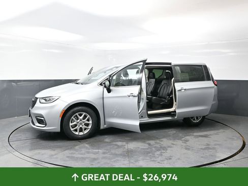 Used 2024 Chrysler Pacifica Touring-L image 61