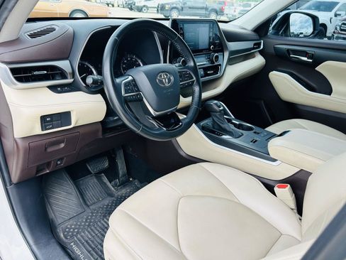 Used 2021 Toyota Highlander XLE FWD image 14
