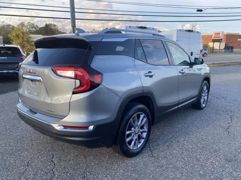 Used 2024 GMC Terrain SLT image 3