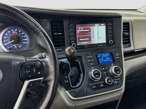 Used 2020 Toyota Sienna XLE w/ XLE Navigation Package FWD image 18