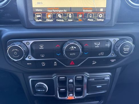 Used 2020 Jeep Wrangler Unlimited Sahara image 19