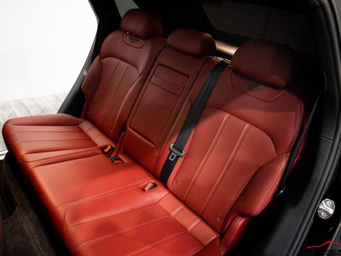Used 2018 Bentley Bentayga image 56