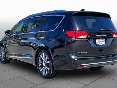 Used 2018 Chrysler Pacifica Limited w/ Tire & Wheel Group FWD image 11