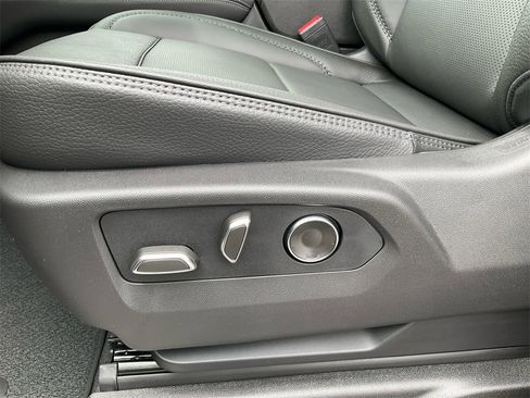 New 2025 GMC Yukon Denali w/ Sun & Power Step Package image 28