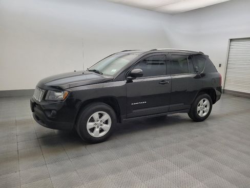 Used 2017 Jeep Compass Latitude FWD image 2