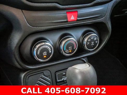 Used 2017 Jeep Renegade Latitude FWD image 26