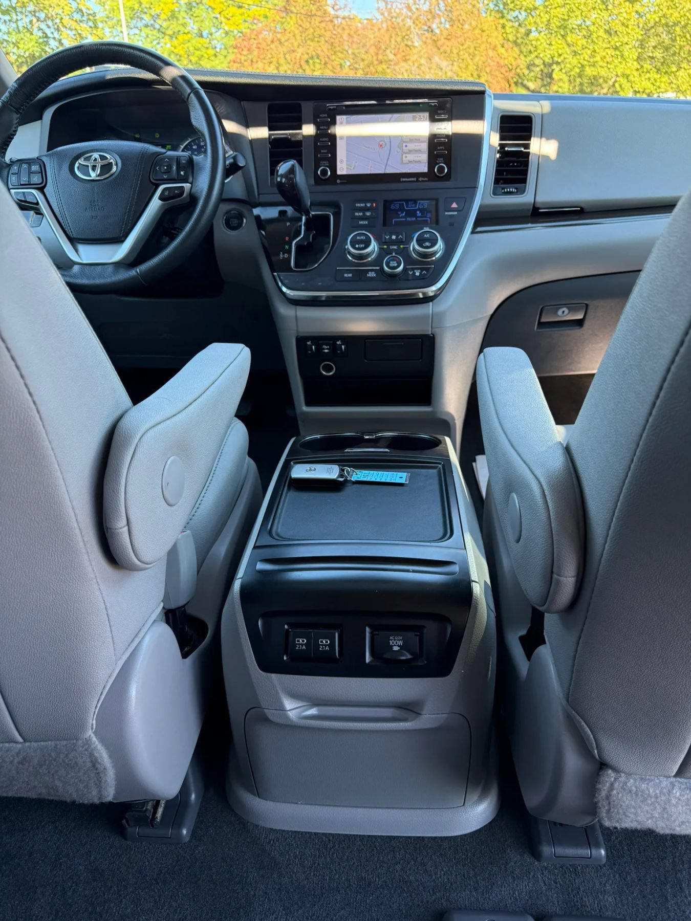 Used 2018 Toyota Sienna XLE w/ XLE Navigation Package FWD image 16
