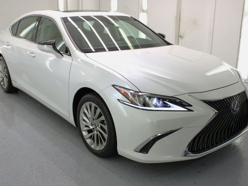 Used 2019 Lexus ES 300h Luxury image 11