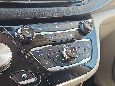 Used 2022 Chrysler Pacifica Touring-L FWD image 25