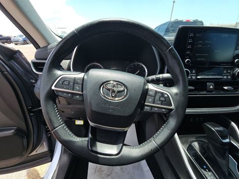 Used 2022 Toyota Highlander XLE FWD image 8
