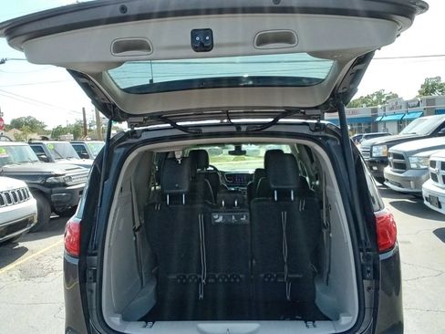 Used 2018 Chrysler Pacifica Touring-L FWD image 19
