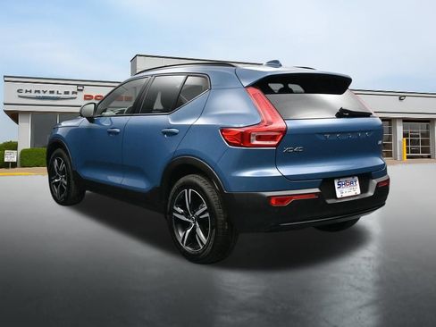 Used 2024 Volvo XC40 B5 Core AWD/4WD image 3