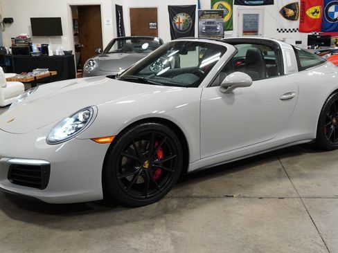 Used 2018 Porsche 911 image 16