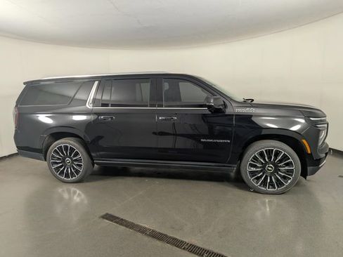 Used 2025 Chevrolet Suburban High Country image 8