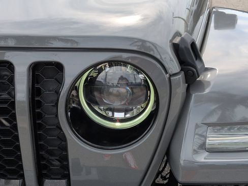 Used 2023 Jeep Gladiator Overland AWD/4WD image 10