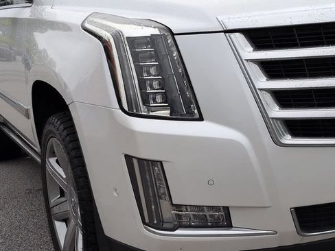 Used 2019 Cadillac Escalade Premium Luxury AWD/4WD image 9