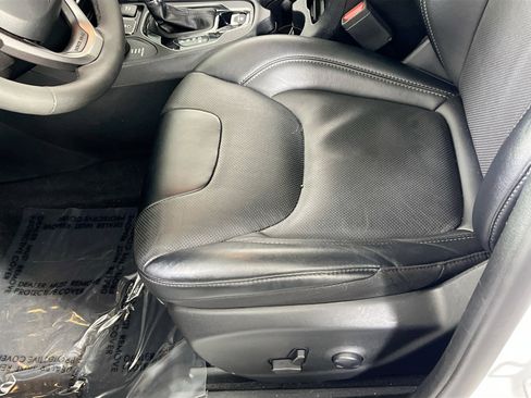 Used 2022 Jeep Cherokee Limited image 17