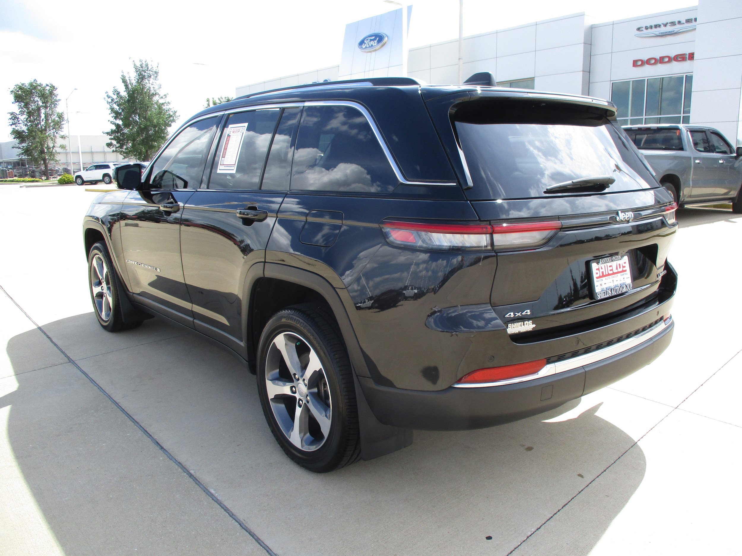 Used 2023 Jeep Grand Cherokee Limited AWD/4WD image 4