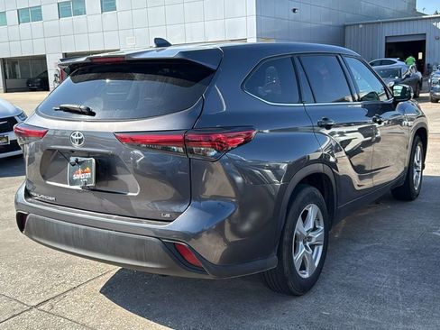 Used 2021 Toyota Highlander LE FWD image 6