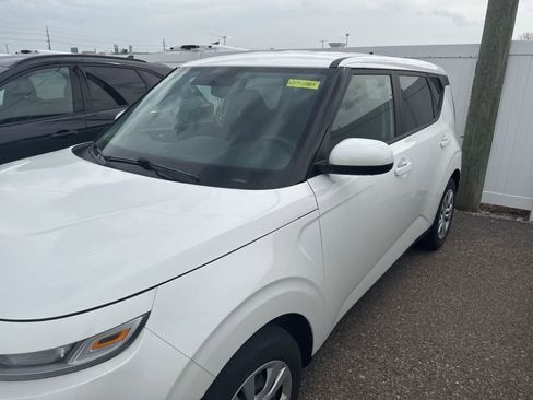 Used 2022 Kia Soul LX image 16