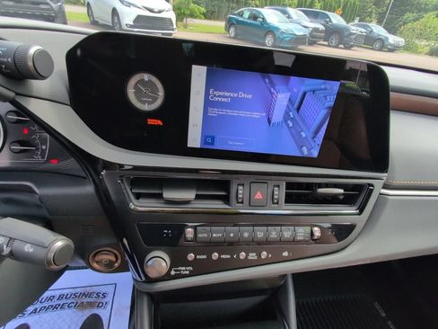 Used 2024 Lexus ES 300h w/ Premium Package FWD image 21
