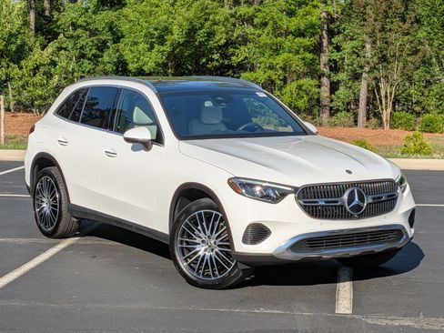 Used 2025 Mercedes-Benz GLC 300 4MATIC image 2