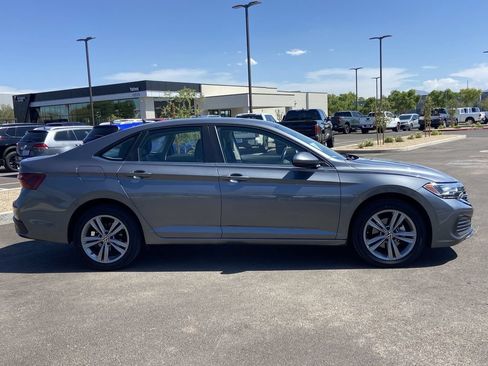 Used 2024 Volkswagen Jetta SE FWD image 2