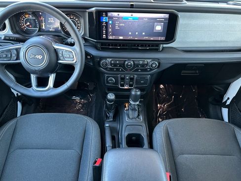 Used 2025 Jeep Wrangler Sahara image 13