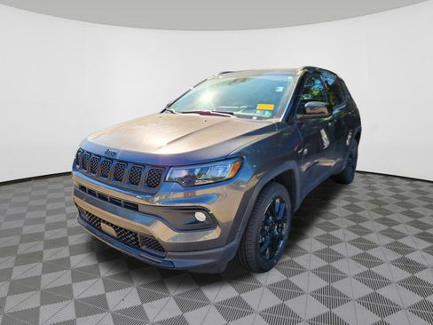 Used 2023 Jeep Compass Latitude w/ Sun and Sound Group AWD/4WD image 2