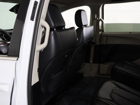 Used 2024 Chrysler Pacifica Touring-L image 25