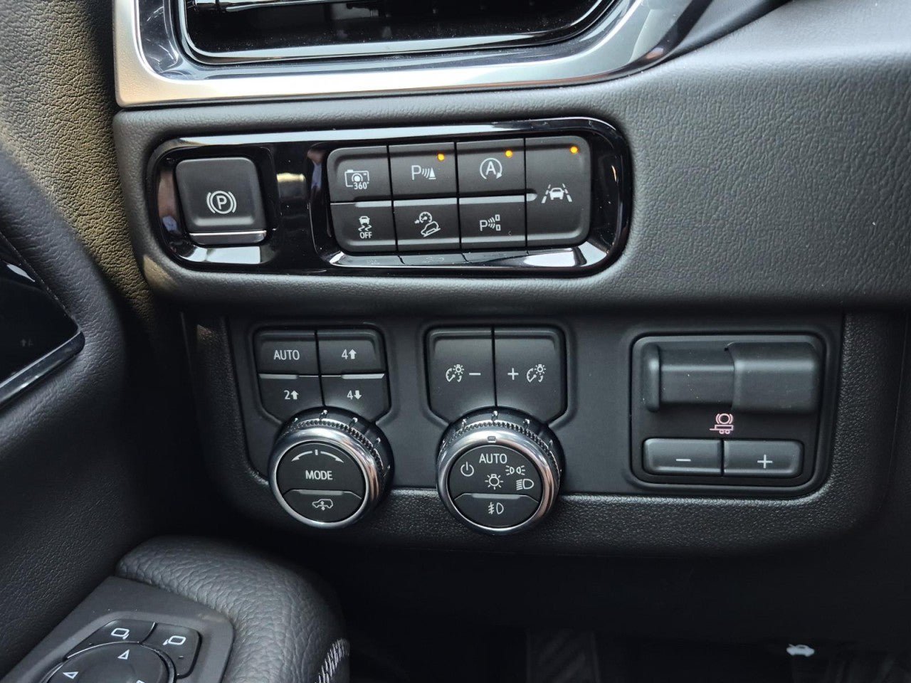 Used 2026 GMC Yukon Denali w/ Denali Reserve Package AWD/4WD image 18
