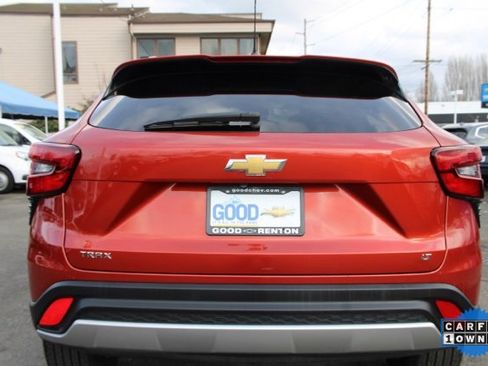 Used 2024 Chevrolet Trax LT w/ LT Convenience Package image 6