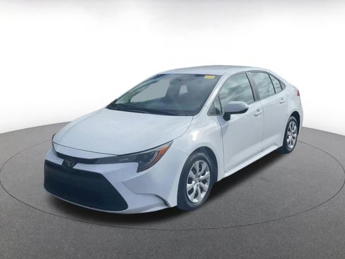 Used 2025 Toyota Corolla LE image 4