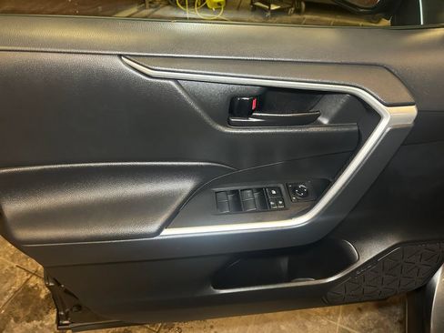 Used 2022 Toyota RAV4 LE AWD/4WD image 21