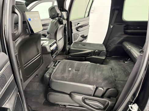 Used 2022 Jeep Wagoneer Series III w/ Premium Group I AWD/4WD image 18