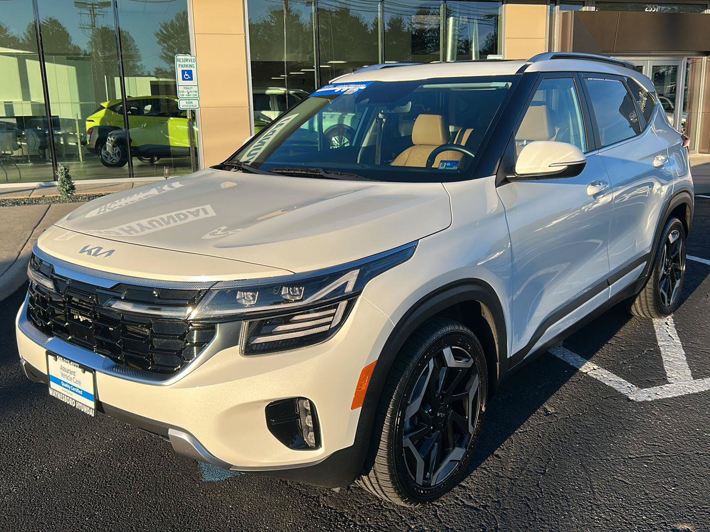 Used 2024 Kia Seltos SX w/ SX Sunroof Package AWD/4WD image 2