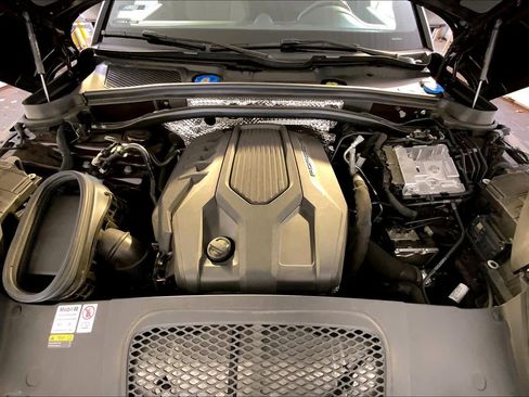 Used 2023 Porsche Macan Turbo image 32